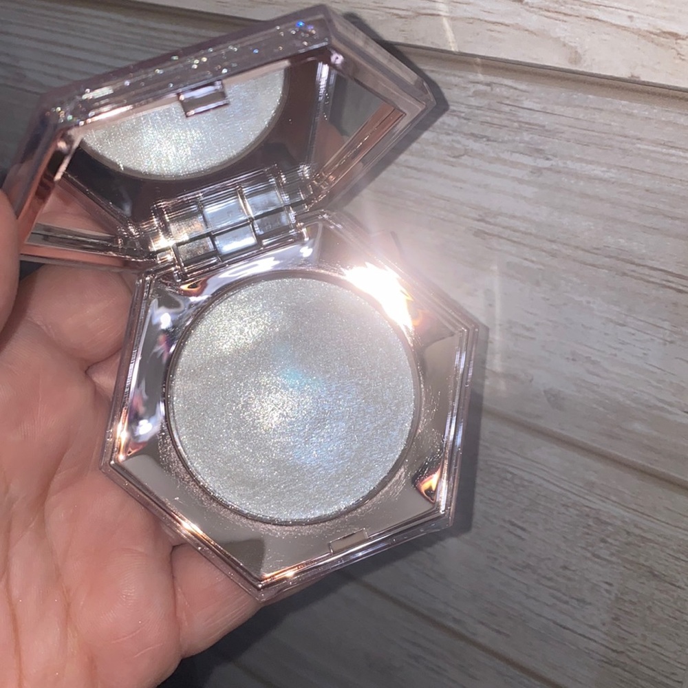 Fenty Beauty Diamond Bomb Highlighter